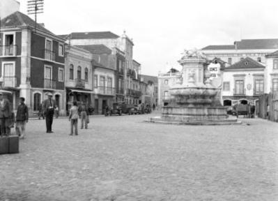 Foto Américo Ribeiro (1937) – A Praça, ainda com o chafariz que seria depois transferido para o Largo dos Bombeiros